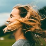 Frau mit Wind in den Haaren
