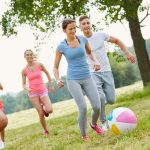Spielende Menschen mit einem aufblasbaren Ball